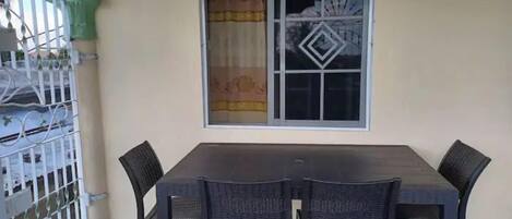 تناول الطعام بالخارج