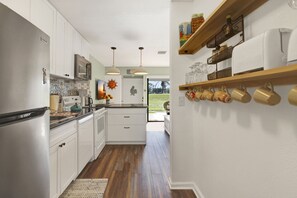 Kjøleskap, mikrobølgeovn, ovn og kokeplater