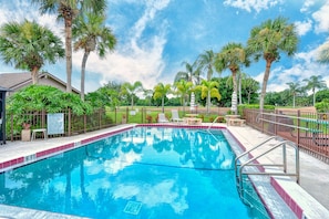 Utendørsbasseng og et oppvarmet basseng