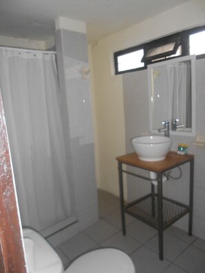 Basic Room | Bathroom