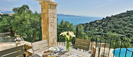 تناول الطعام بالخارج