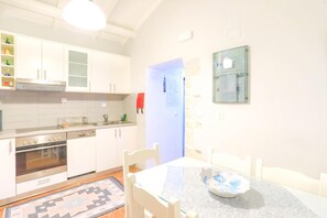 Kühlschrank, Mikrowelle, Ofen, Geschirrspüler