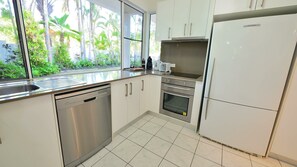 Frigorífico, microondas, horno y placa de cocina