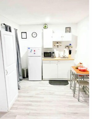 Kjøleskap, mikrobølgeovn, kokeplater og brødrister