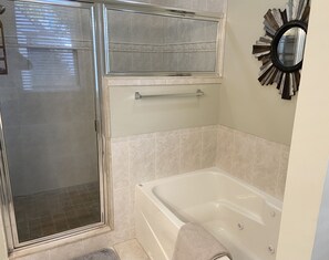 Dusche, Whirlpool, Haartrockner, Seife