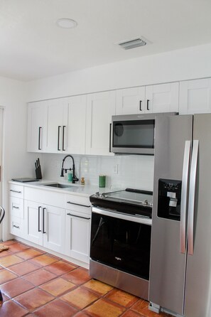 Refrigerador, microondas, horno y parrilla de estufa 