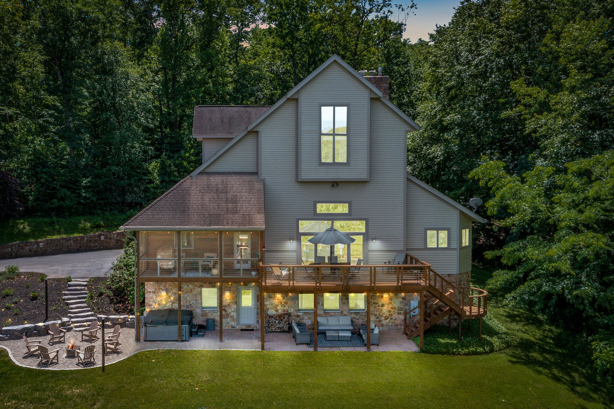 Sleeps 19+, Horse barn, Hot Tub, Swing Set, Toy Room