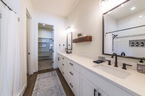 Shower, hair dryer, towels, soap - Spacious family friendly home, close to Grand Canyon, GC railroad and Rt66 (Williams)