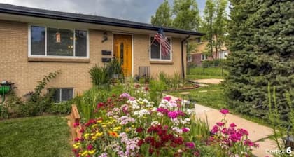 Cheerful Two Bedroom Garden Apartment in Littleton
