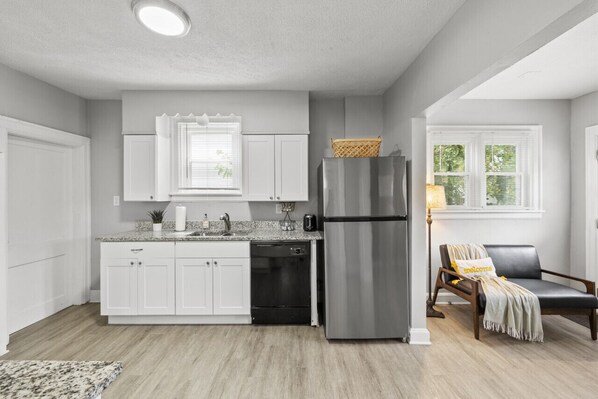 ثلاجة، ميكروويف، فرن، موقد طهي مسطح