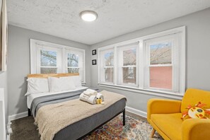 3 Schlafzimmer, Schreibtisch, Bügeleisen/Bügelbrett, WLAN