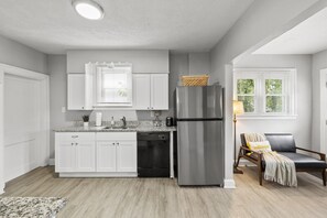 Kjøleskap, mikrobølgeovn, ovn og kokeplater