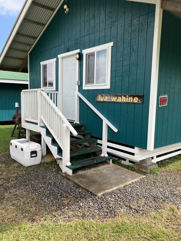 Exterior detail - Ocean view! Pa’ani Ranch cabins in Mountain View Hawaii Cowboy Paniolo style (Mountain View)