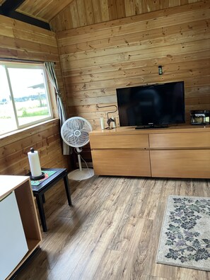 Interior - Ocean view! Pa’ani  Ranch cabins in Mountain View Hawaii  Cowboy Paniolo style  (Mountain View)