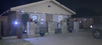 B Cozy in 3 BDRM/1 bath. Sleeps 6 Suite B