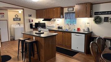 House, 3 Bedrooms | Private kitchen | Fridge, oven, coffee/tea maker, toaster