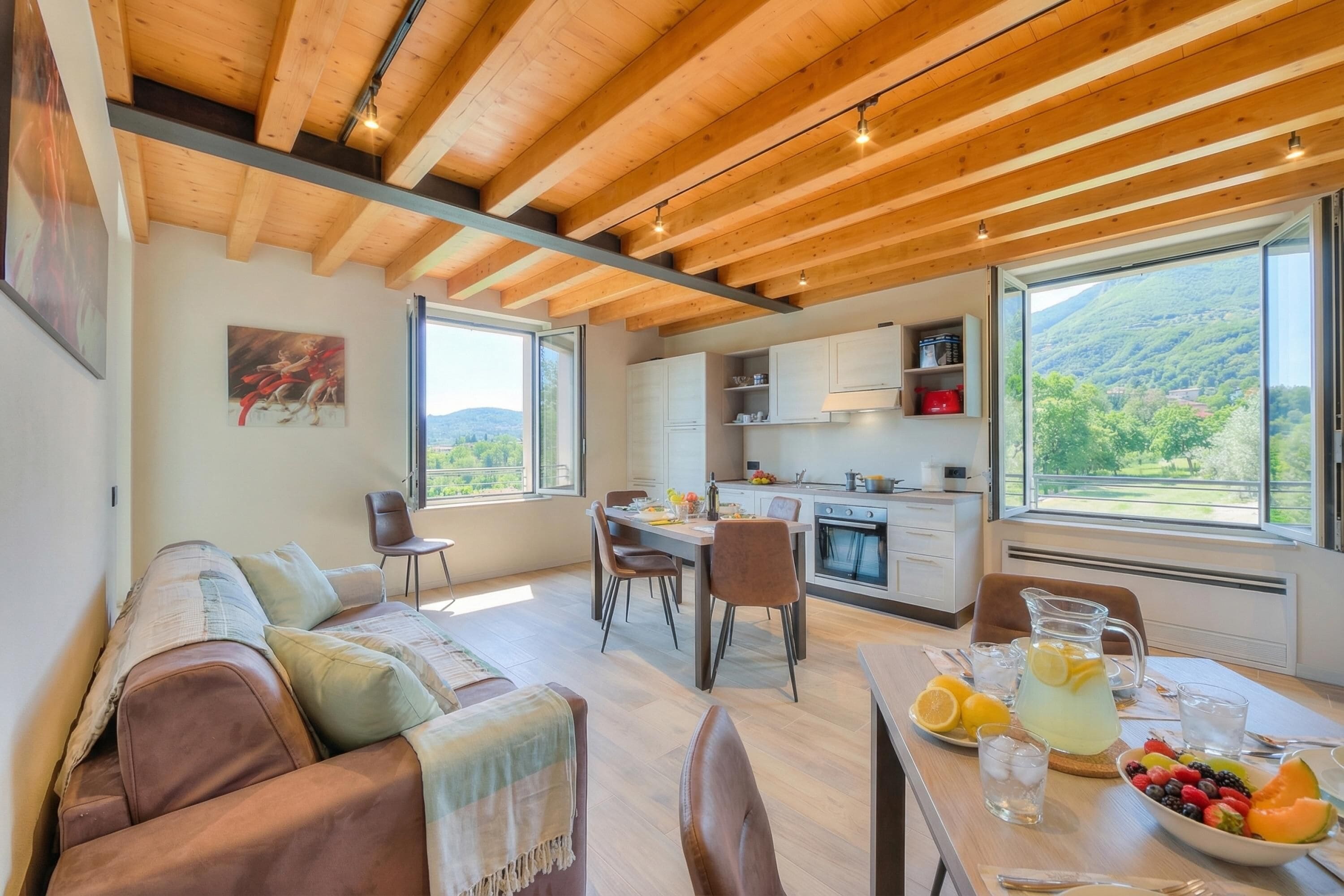Family Apartment, Multiple Bedrooms (Ricomilla Family - Terrace & Parking) | Ruang tamu | 21 inci sebuah televisyen pintar dengan kabel 