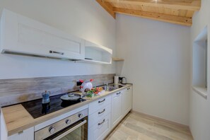 Familienapartment, Mehrere Schlafzimmer (Ricomilla-Finestra Sul Verde- priv) | Eigene Küche | Kühlschrank, Ofen, Herdplatte, Geschirrspüler