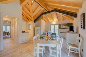 Family Apartment, Multiple Bedrooms (Ricomilla-Finestra Sul Verde- priv) | Dining