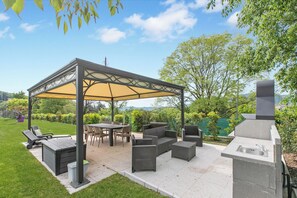Outdoor dining - Ricomilla Holiday Apartments (Roe Volciano)