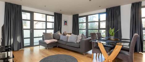 Eenvoudig appartement, 1 kingsize bed | Woonruimte | Televisie