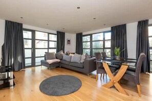 Appartement, 1 très grand lit | Coin séjour