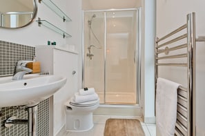 Bathroom - Spacious Flat With Balcony Close to the River in Greenwich by Underthedoormat (London)