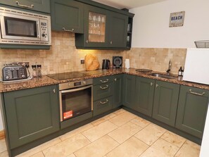 Cottage | Private kitchen | Fridge, dishwasher, electric kettle, toaster - 1 Pear Tree (Chathill)