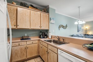 Wasserkocher mit Kaffee-/Teezubehör, Kühlschrank, Mikrowelle, Ofen