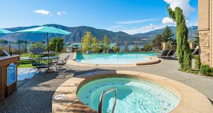 Marina's Edge Condo Walk to Restaurants, Wineries by RedAwning