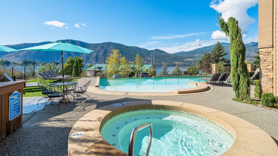 Marina's Edge Condo Walk to Restaurants, Wineries by RedAwning