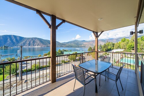 Marina's Edge Condo Walk to Restaurants, Wineries by RedAwning