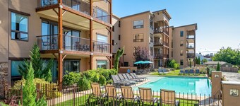 Marina's Edge Condo Walk to Restaurants, Wineries by RedAwning