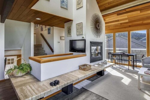 Ocean House - Oceanfront!