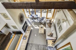 Televisión y chimenea 