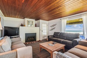 智能电视、壁炉、书