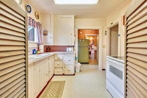 ثلاجة، ميكروويف، موقد طهي مسطح، غسالة أطباق