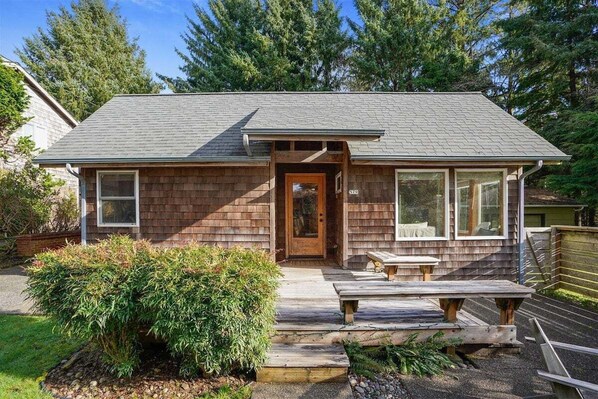 Terrace/patio - Salal Bungalow - Close to Beach & Downtown! (Arch Cape)