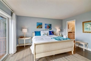 6 bedrooms, desk, free WiFi, bed sheets