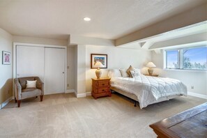 6 bedrooms, desk, free WiFi, bed sheets