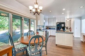 Dining - Ocean Villa - Ocean Views & Jetted Tub! (Cannon Beach)