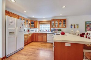 ثلاجة، ميكروويف، فرن، موقد طهي مسطح