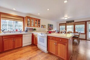 ثلاجة، ميكروويف، فرن، موقد طهي مسطح