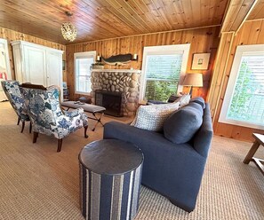 تلفزيون، مدفأة، كُتُب