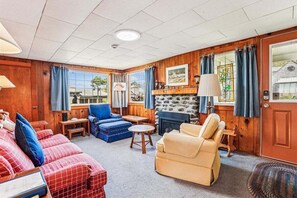 تلفزيون، مدفأة، ستيريو