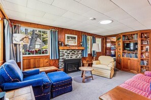 TV, fireplace, stereo