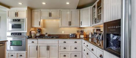 冷蔵庫、電子レンジ、オーブン、コンロ