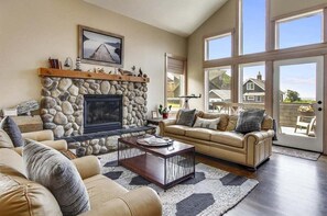TV, fireplace - Quail Cove - Close Beach Access! (Cannon Beach)