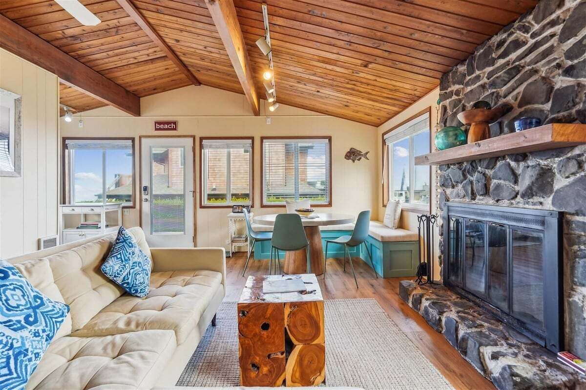 تلفزيون، مدفأة، كُتُب، ستيريو