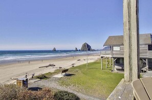 On the beach - Beach Haven - Beachfront! (Cannon Beach)
